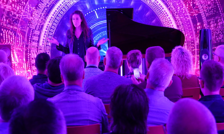 Iris Hond bij KEF op iEar' 2018 Iris Hond bij KEF op iEar' 2018